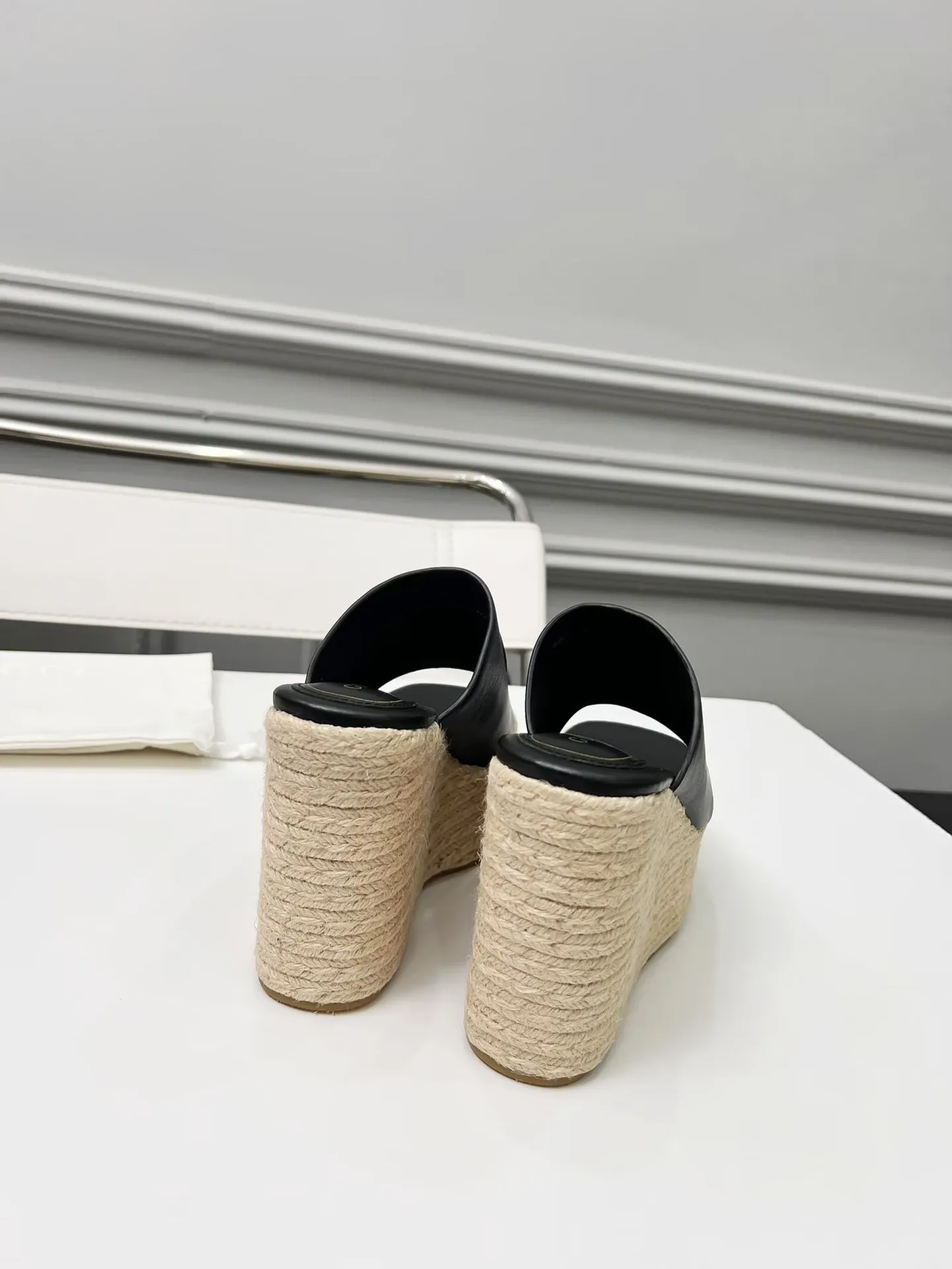 👟👟Ex-factory price 460👟👟 Gucci’s new slippers, fashionable, high-end and full of personality✅ Very stable, comfortable and durable for daily use, convenient and unique for daily matching, a must-have classic for summer, the upper is made of GUCCI brand stitching Fabric: cowhide Lining/feet: sheepskin Platform height: 11cm Color: black, white, brown, burgundy, pink Code number: 35-42 (41 and 42 need to be customized) Packaging: Comes with cloth bag and card.